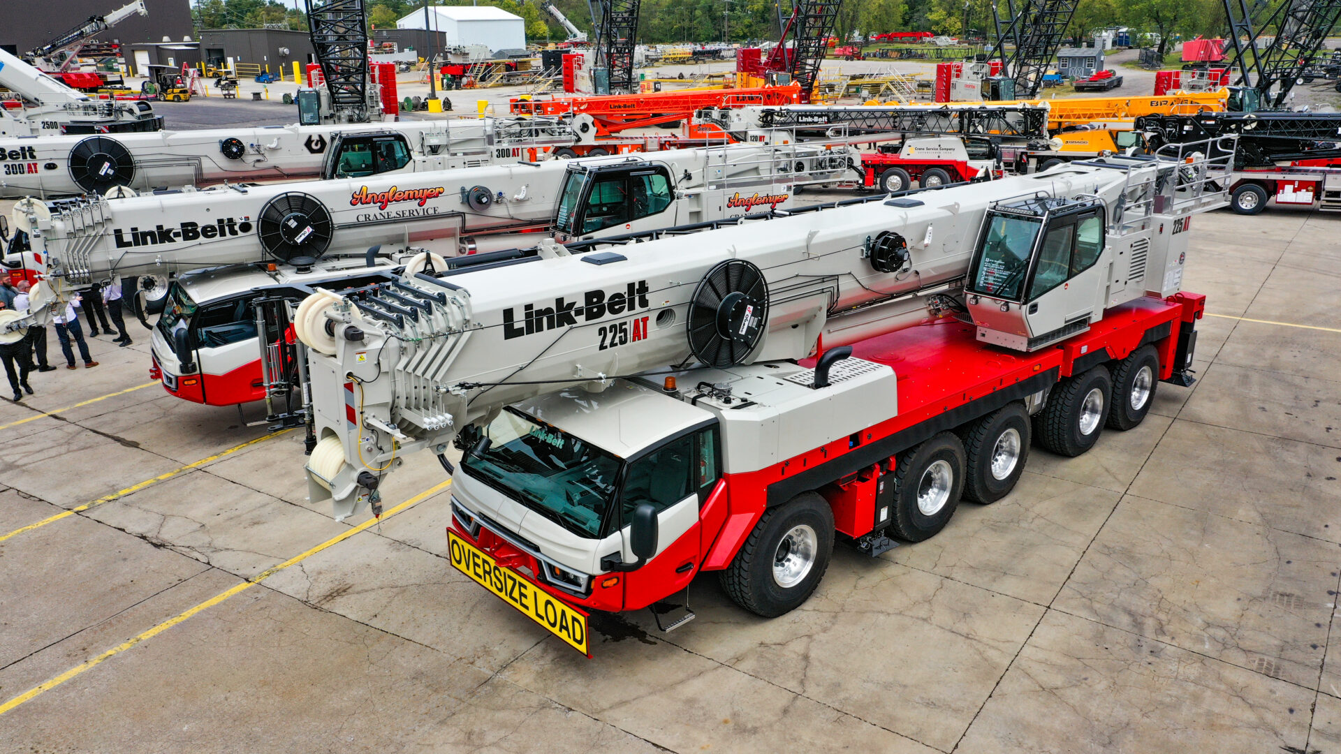 The 225|AT includes a 46–202-foot six-section latching boom and a 42–71-foot two-piece hydraulic offsetable SmartFly.